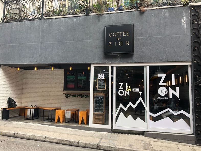 西營盤駅のB1出口の目の前にあるカフェ「Coffee by Zion」の外観