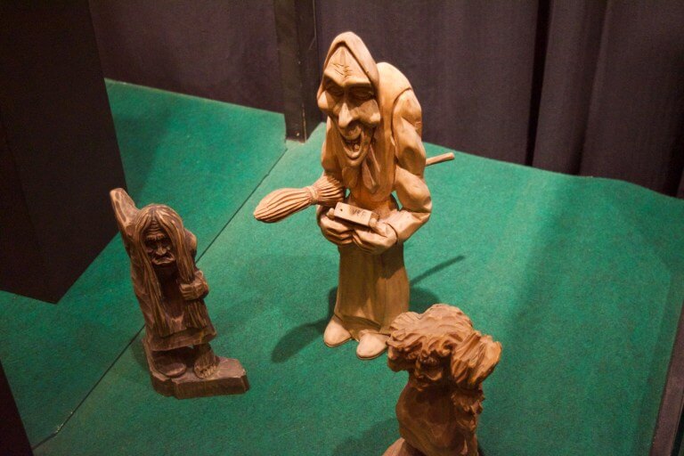 リトアニア悪魔博物館に飾られている木彫りの魔女