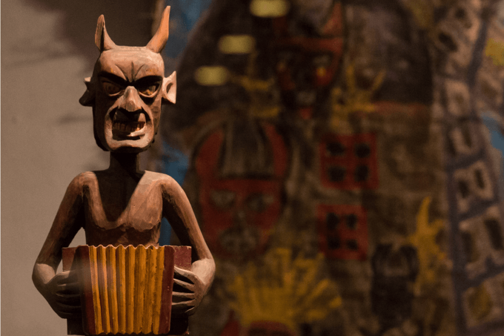リトアニア悪魔博物館に展示されているアコーディオンを持つ悪魔