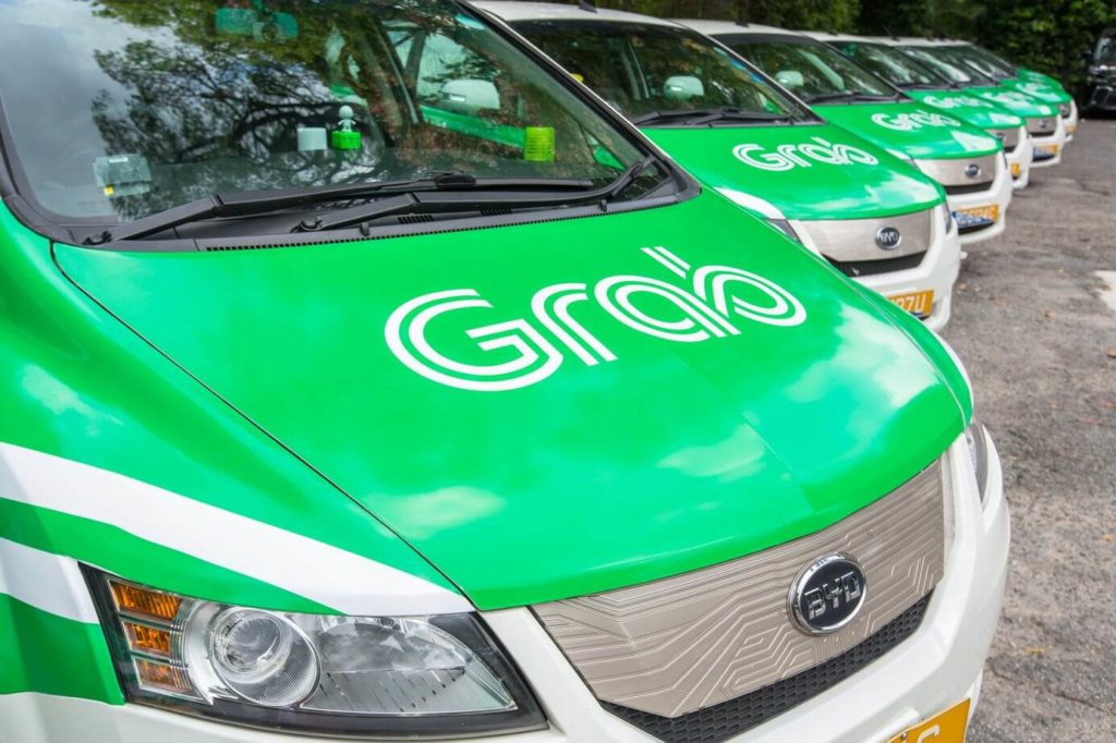 Grabのロゴが入った車